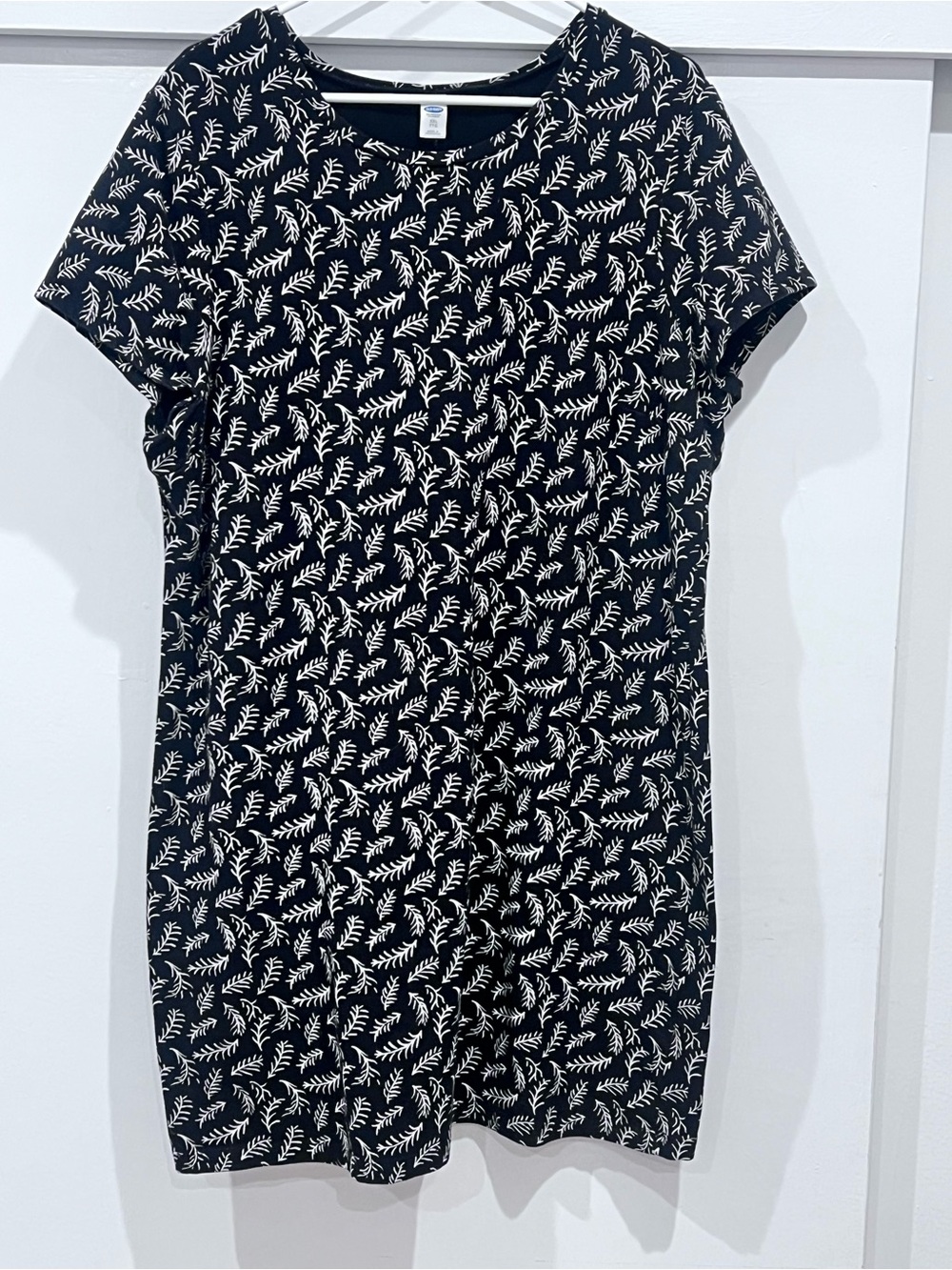 Old Navy Black Short Sleeve Everyday Dress with Cream Leaf Print